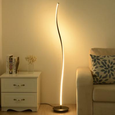 China Elegante Spiraalvormige Unieke Decoratief van de hoek Noordse Moderne Geleide Staande lamp Te koop
