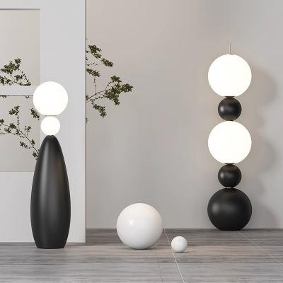 China Atmosphärisch Elegante Umarmung Wabi-Sabi Standlampe Weiß und Schwarz Fußbodenlampe zu verkaufen