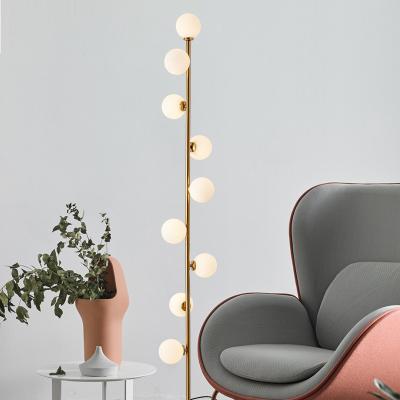 China Nordic simple glass ball standing lamp modern personality bedroom living room floor lamp en venta