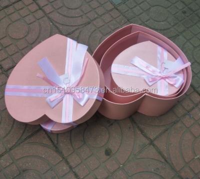 China Recyclable Ribbon Tie Heart Shape Gift Wrapping Paper Cake Box for sale