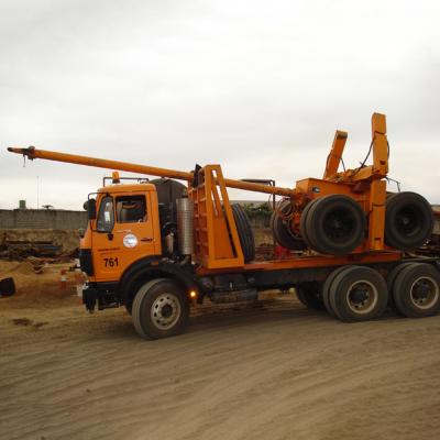 China Tractor automático con gancho de pareja remodelado remolque de troncos para el transporte de madera en África y Rusia en venta