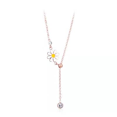 China Daisy Fresh Sweet Design Stainless Steel Zircon Daisy Flower Necklace Long Gold Plated Enamel Flower Tassel Necklace for sale