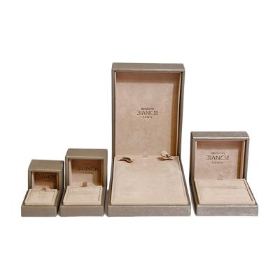 China Luxury White Recycled Materials Cardboard Paper Bracelet Necklace Jewelry Boxes Packaging With Custom Logo for sale