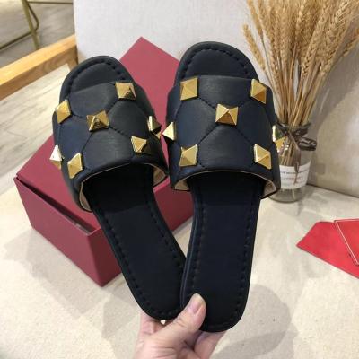 China Original Famous sexy fashionable flat rivet designer fashion trend V brands summer luxury ladies Clear slides sandal women slippers for sale