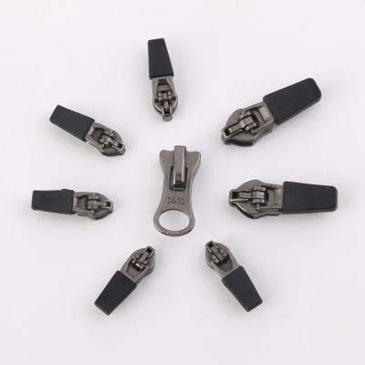 China Waterproof spring slider for nylon waterproof zipper and any design zipper puller Te koop