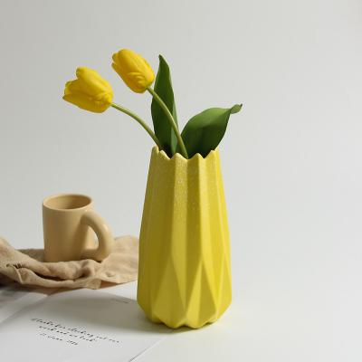 China Modern Creative Bottle Shape Porcelain Ceramic Vase For Flowers for sale