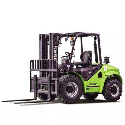 China Carretilla todo terreno Schwergeländeforklift 4x4 3 Tonnen 5 Tonnen Allterrain-Autolivator 4x4 zu verkaufen