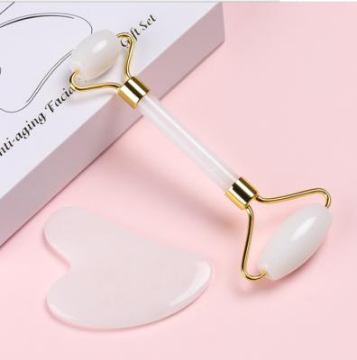 Chine Ensemble de Jade Face Roller Massager With Gua Sha de soins de la peau de femmes à vendre