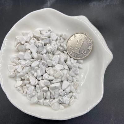 China Natural Europe Howlite Ghost Gravel Chips Stones Healing Crystal Chips Stones Small Size Crystal Chips for sale