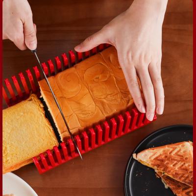 China Sustainable Slices Bread Guide Kitchen Instrument Safe Hand Even Plastic Bread Slicer for sale