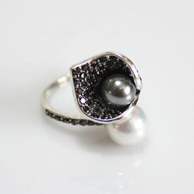 China Fashionable wholesale luxury women fashion silver plated rings callas style with black diamonds and pearl for sale