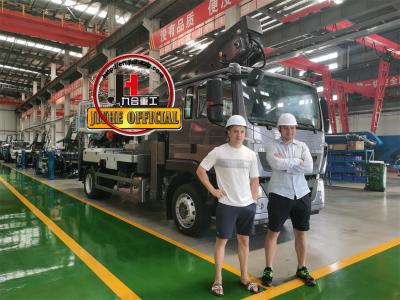 China JIUHE SINOTRUK HOWO 4*2 Hydraulische Aufzugsplattform Lkw 45m Lkw montierte Luftarbeitsplattform mit Eimer zu verkaufen