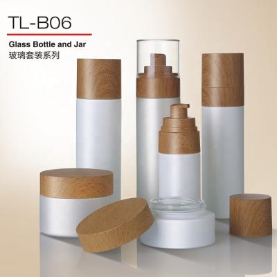 China Skin Care Cream Glass Bottle With Lid Pump Decoration Bamboo Wooden Decoration Luxury Natural Style Cosmetic Packaging. for sale