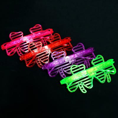 China Eco-Friendly Party Disposable St Patrick's Day Creative Clover Shape LED Blinds Glass Shutter Glass Mask Flashing Flashing Glasses for sale