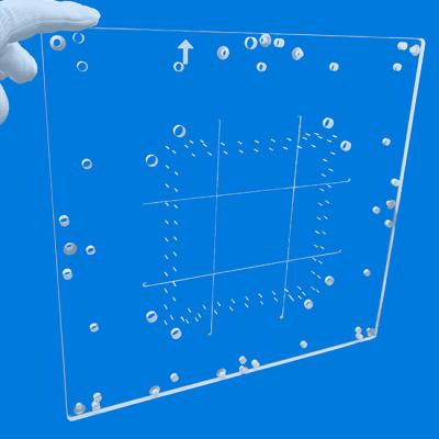 中国 光学的に透明な水晶はシートの注文の円形の穴の円錐穴を打ち抜いた 販売のため