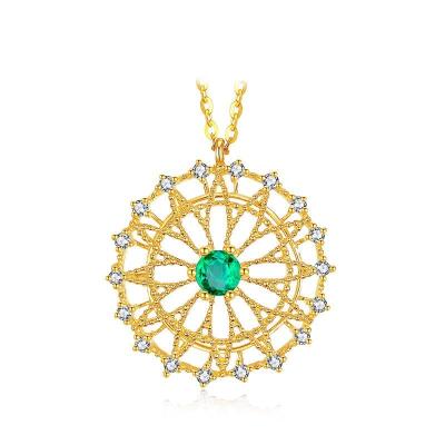 Cina Diamanti circondati verde smeraldo dell'oro giallo della collana del pendente di forma rotonda in vendita