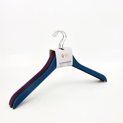 China SHOW Custom Non-Slip Notches Black Wood Hangers With Rubber zu verkaufen