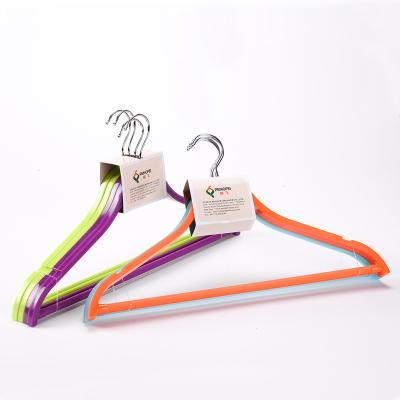 China Cheap high quality minimalist pp plastic hanger adult plastic hanger with notches à venda