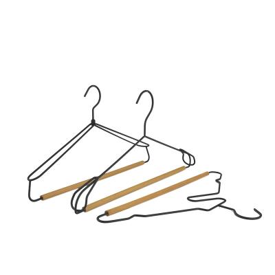 China 2021New Design Trend Wrought Iron Hangers Eco-friendly Material Wooden Vintage For Clothing Store à venda