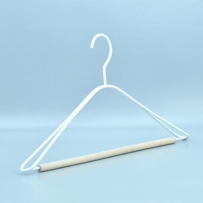 China 2020 Flat Style New Factory Direct White Metal And Wooden Clothes Hanger Beech Wood Bar à venda