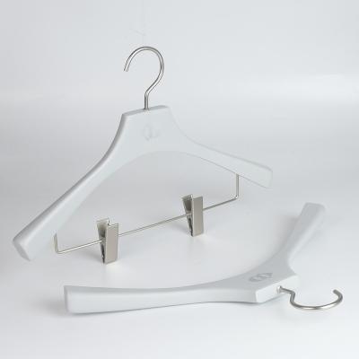 China Eco-friendly Material Customized Customized Wooden Brand Set Hangers Wooden Coat Hangers For Cloths à venda