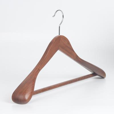 China Custom Hotel Suit Hanger Minimalist American Walnut Wood Coat Hanger Hanger For Clothing Te koop