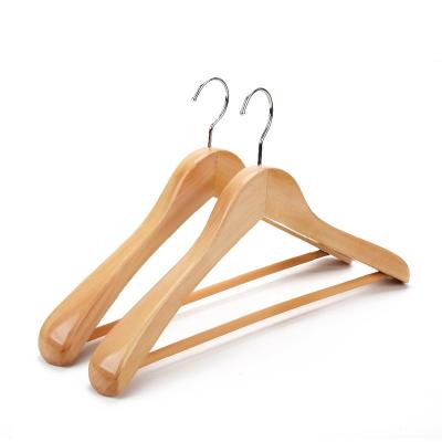 China Hotel Minimalist High Quality Wide Shoulder Wooden Coat Hangers With Bar Wholesale à venda