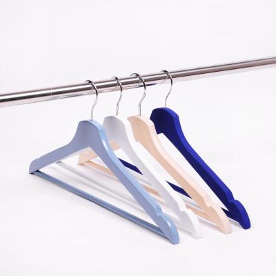 China New classic/postmodern wholesale non-slip natural eucalyptus solid wood hangers for store à venda