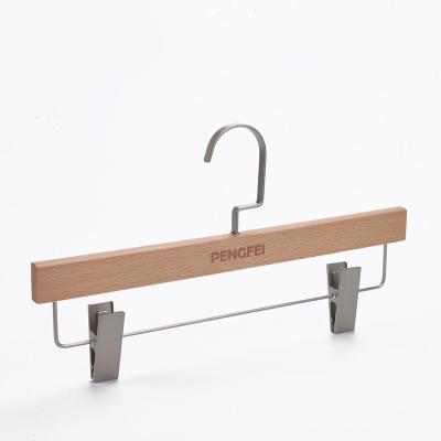 China Eco-friendly Material Beech Wood Clothes Pants Hanger With Clips Edges Hanger For Display à venda