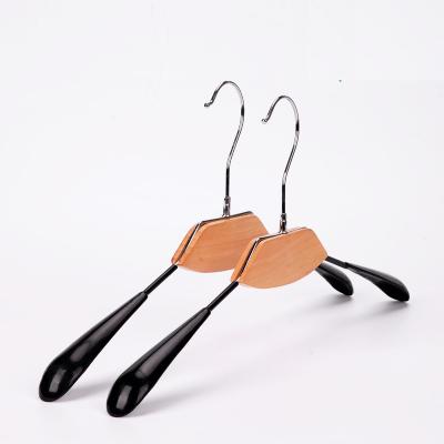 China Minimalist Factory Direct Non Slip PVC Coated Metal Wire And Stainless Steel Wood Hanger à venda