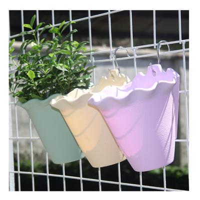 China Corrosion Resistance Wholesale Modern Outdoor Hanging Flower Pot Plastic Planters Garden On Sale for sale