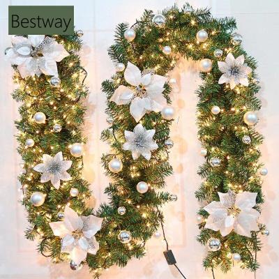 China Customized Unique High Quality Artificial Christmas Decoration 2021 PVC Christmas Green Wreath With Christmas Ornaments For Christmas Decoration for sale