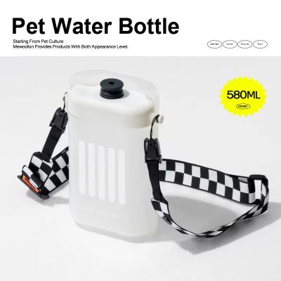 China Large Capacity 580ML Dog Travel Water Bottle Portable Pet Drinking Water Bottle for sale