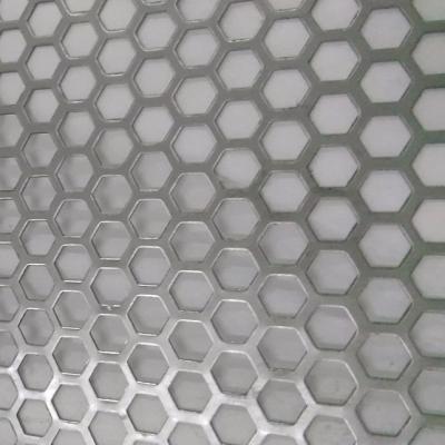 Chine Feuille en aluminium perforée hexagonale 2mm 3003 5005 5052 6061 3004 épais à vendre