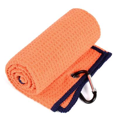 China Hochwertiges individuell gedrucktes Golfhandtuch Mikrofiber Waffeldesign mit Haken Cool Sporthandtuch für Reisen zu verkaufen