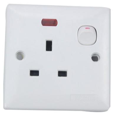 China Hot Selling Strong Home Switches British Wall Sockets and Switches 3 Pin Wall Outlets Switches for sale