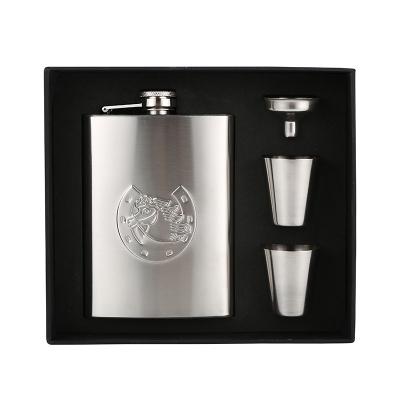 China 8OZ Metal Metal Whiskey Hip Flask Wedding Wine Bottle Set for sale