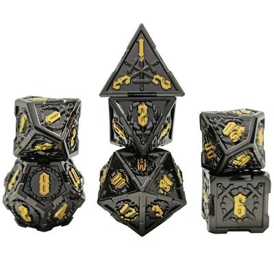 China Polyhedral Dice Set Custom Logo 7pcs Polyhedral Dice Set Engraved Black Dungeon and Pointed Tabletop 16mm Dice Dragon Board Game Metal Dice Set for sale