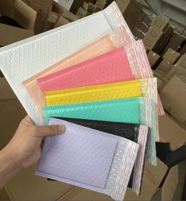 China Diseño de logotipo personalizado Bolsas de correo de burbujas de colores Es la opción perfecta para un envío seguro y elegante en venta