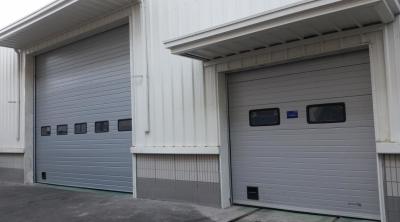 China Imprense a isolação sadia revestida do aço 24db da porta da garagem cor aérea secional à venda