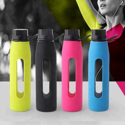 China 570ML Viable Glass Bottle With Silicon Sleeve For Promotion Fruit Infuser Water Bottle for sale