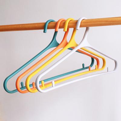 China 2021 hot sale anti-slip plastic colorful hanger for clothes hotel garment store for sale