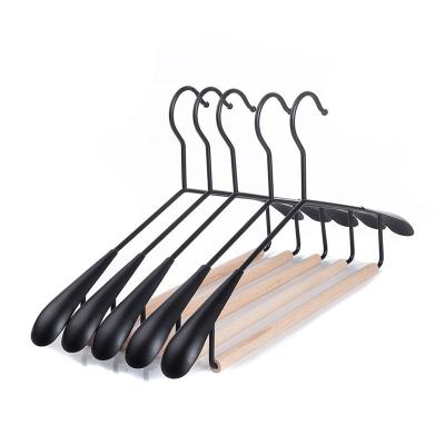 China Custom Multifunctional Premium Factory LEEKING Shoulder Metal Hanger Solid Wood Bar Wider Pants Hangers for sale