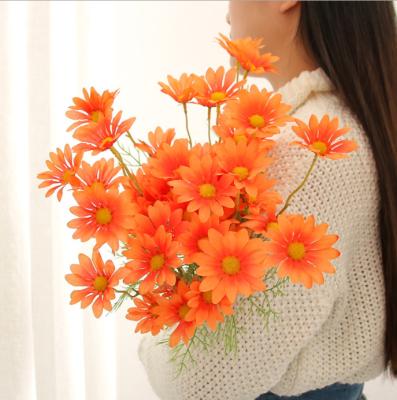 China 5 Realistic Artificial Flower Indoor Decorative Bouquet Heads Small Daisies for sale