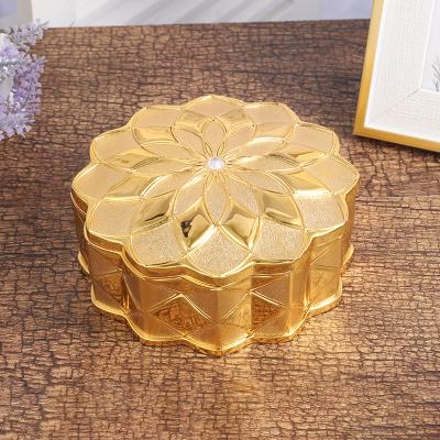 China Jewelery Packaging Nordic Exquisite Pattern Carving Flip Large Capacity Jewelry Box Fashion Jewelry Necklace Storage Box for sale