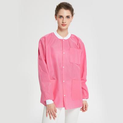 中国 Protective SMS Disposable Lab Coat 3 Plys Layers SMS Lab Coat Non woven Multiple Colors Available Limited Reuses 販売のため