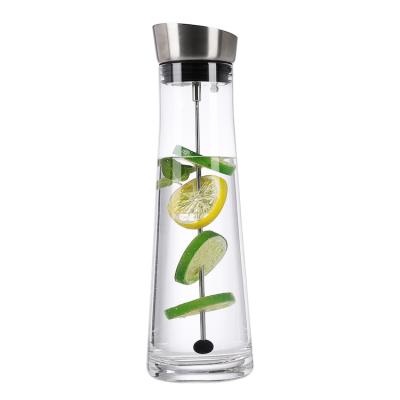 China Sustainable Soda Lime Glass Pitcher With Lid And Skewer Glass Decanter 1L Glass Carafe for sale