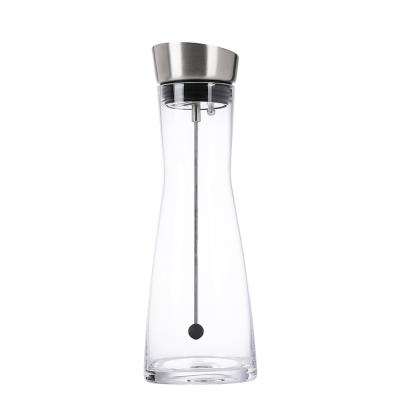 China Sustainable Soda Lime Glass Pitcher With Lid And Skewer Glass Decanter 1L Glass Carafe for sale