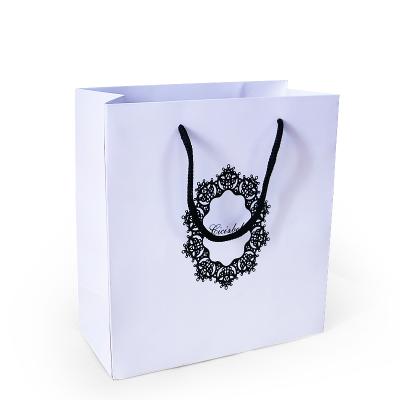 China Recyclable Custom White Paper Boutique Paper Shopping Gift Bag Rope Handle for sale