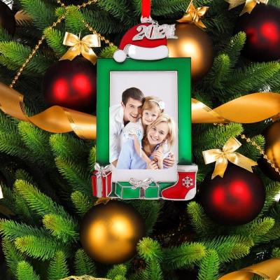 China 2022 Tree Hanging Picture Frame Ornament, Mr. and Mrs. Newlywed Engaged Christmas Popular Metal Photo Frame Gift Christmas Tree Ornaments Decoration Romantic Co for sale